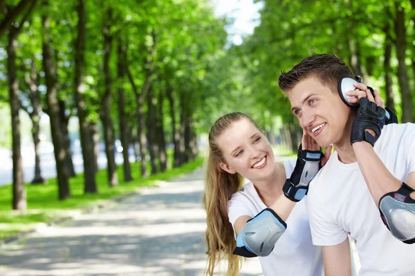 Young Guy Girl Park Listens Music — Stock Photo, Image