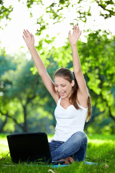 Een Lachende Meisje Met Zijn Handen Omhoog Een Laptop Het — Stockfoto