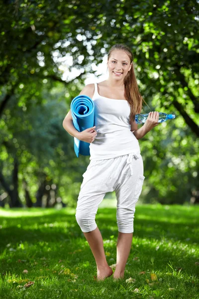 Attractive athletic girl in the park — Stock Photo, Image