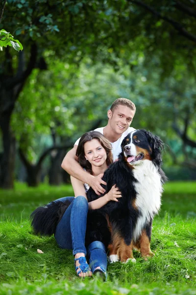 Het Gelukkige Paar Met Een Hond Het Park — Stockfoto