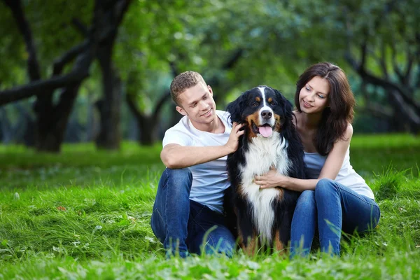Een Paar Met Een Hond Het Park — Stockfoto