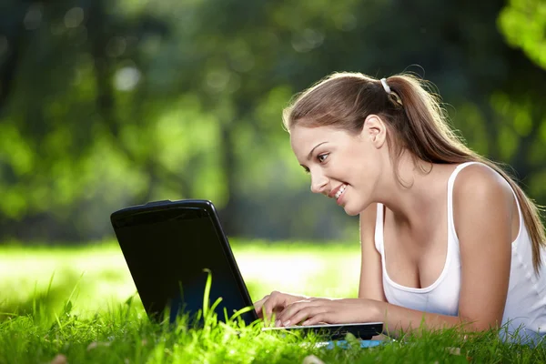 Menina com um laptop no parque — Fotografia de Stock