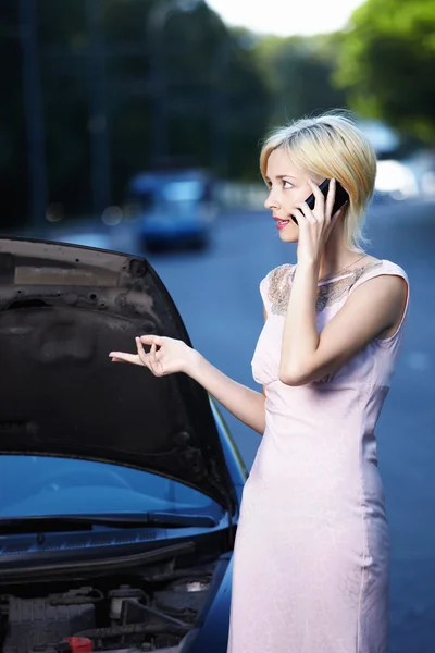 Young Girl Explains Phone Car Breakdown — Stock Photo, Image