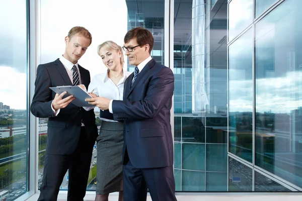Three Business Discussing Contract Office — Stock Photo, Image