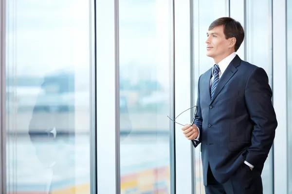 Ένας Άντρας Ένα Επαγγελματικό Κοστούμι Κοιτάζει Έξω Από Παράθυρο — Φωτογραφία Αρχείου
