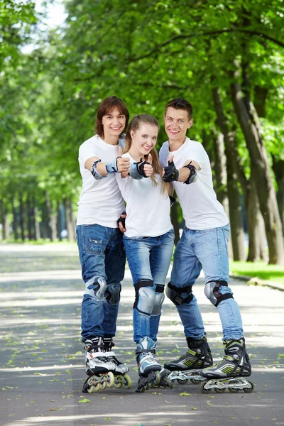 Três Jovens Nos Rolos Mostram Grande Polegar Para Cima — Fotografia de Stock
