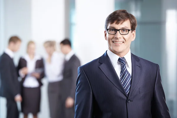 Homem Negócios Escritório Comparação Com Outros Funcionários — Fotografia de Stock