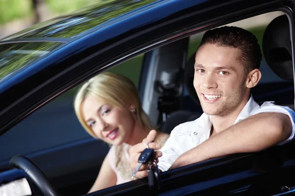 O casal feliz no carro — Fotografia de Stock