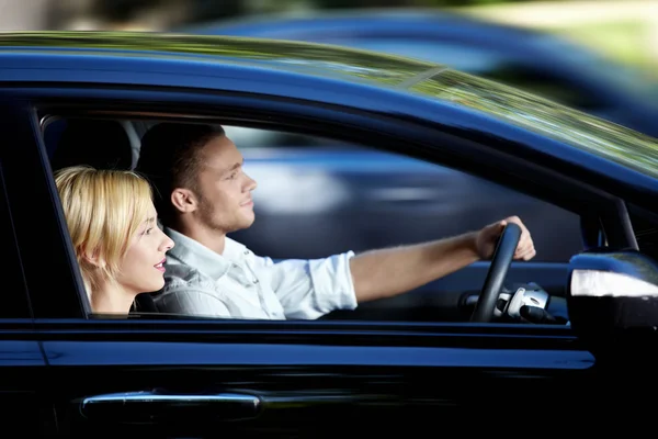 Jonge Aantrekkelijke Paar Rijden Een Auto — Stockfoto