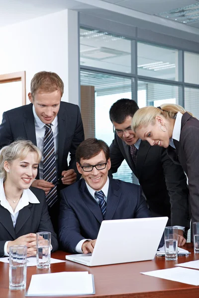 Funcionários Com Chefe Olhando Para Monitor Laptop — Fotografia de Stock