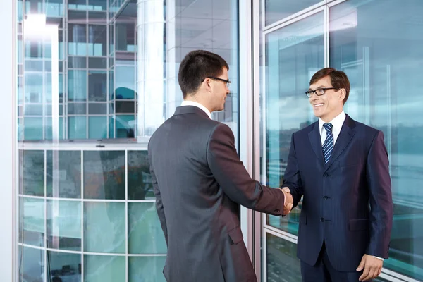 Two Businessmen Office Shake Hands — Stock Photo, Image