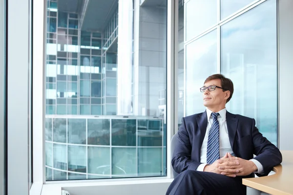 Geschäftsmann Mit Brille Vor Dem Hintergrund Eines Großen Fensters Büro — Stockfoto