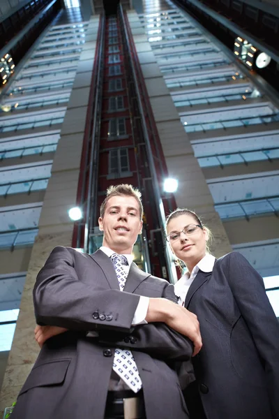 Jung Business Anzügen Auf Dem Hintergrund Des Gebäudes — Stockfoto