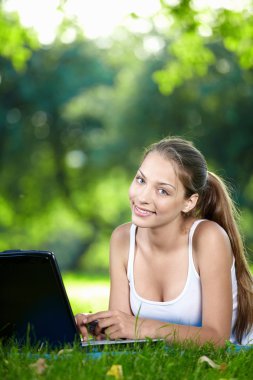 parkın içinde laptop ile genç kız