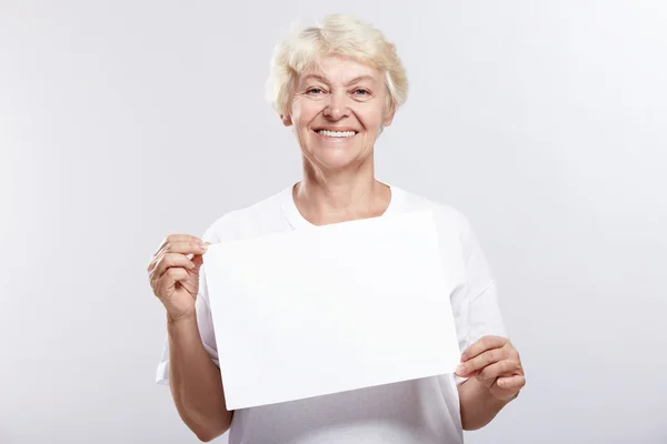 Mulher Madura Sorrindo Com Uma Placa Vazia Fundo Branco — Fotografia de Stock