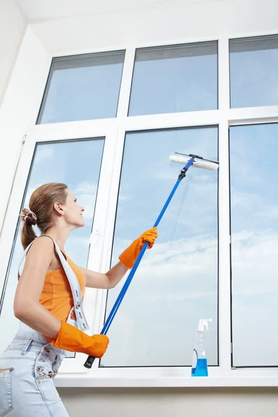 Het Meisje Wassen Windows Mop Voor Het Wassen Van Windows — Stockfoto
