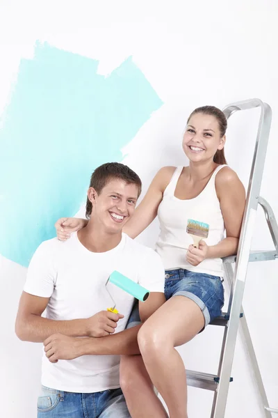 Lachendes Paar Mit Pinsel Oder Walze Zum Streichen Der Wände — Stockfoto