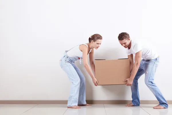 Young Couple Gently Drags Box — Stock Photo, Image
