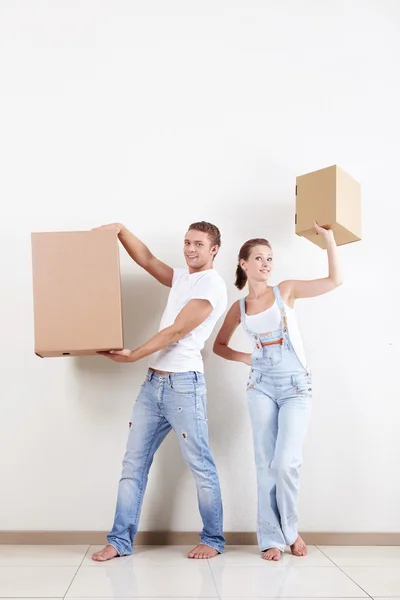 Young Couple Holds Boxes Apartment — Stock Photo, Image