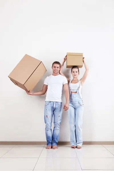 Ein Junges Paar Hält Kisten Der Wohnung — Stockfoto