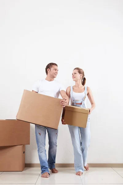 Young Couple Moves Boxes Apartment — Stock Photo, Image