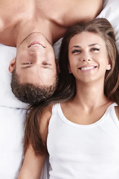 Ein Lächelndes Junges Paar Bett — Stockfoto