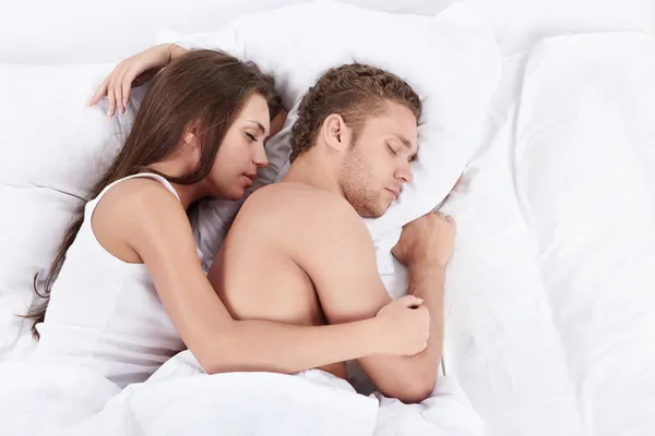 Pareja Joven Abrazándose Cama Dormida —  Fotos de Stock