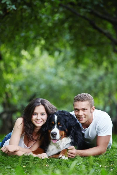 年轻情侣在公园的一条狗 — 图库照片
