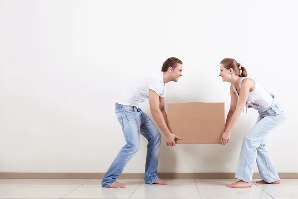 Young Smiling Couple Carries Box — Stock Photo, Image