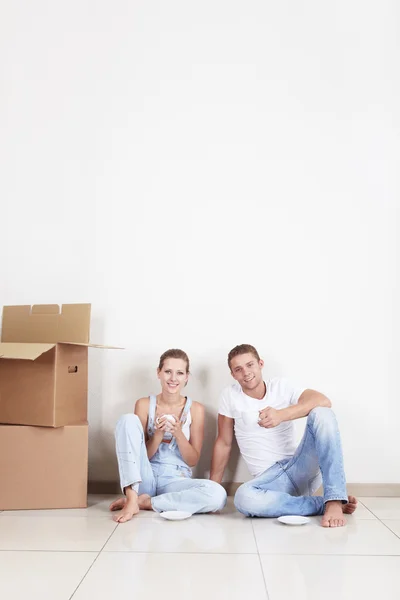 Cuplu Atractiv Într Apartament Nou Care Bea Ceai — Fotografie, imagine de stoc
