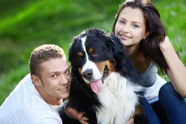 Retrato Jovem Casal Com Cão — Fotografia de Stock
