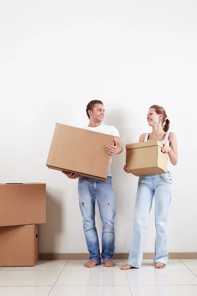 Attraktives Paar Der Wohnung Trägt Kisten — Stockfoto