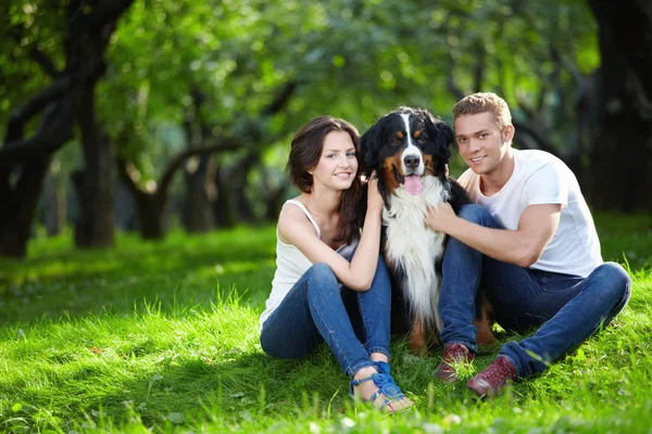 一对夫妇和一条狗在公园里 — 图库照片