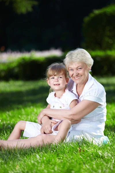 Grandmother Her Granddaughter Green Grass — Stock Photo, Image