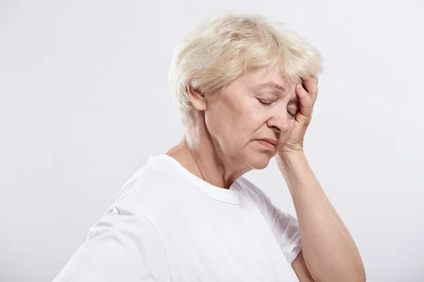 Eine Ältere Frau Ruht Ihren Kopf Auf Weißem Hintergrund — Stockfoto