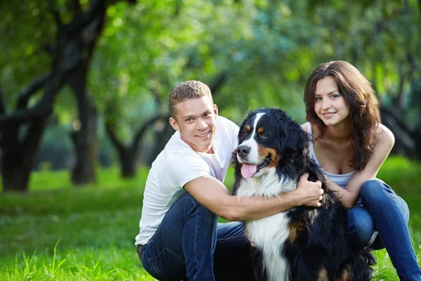 Liefde Paar Met Hond Park — Stockfoto