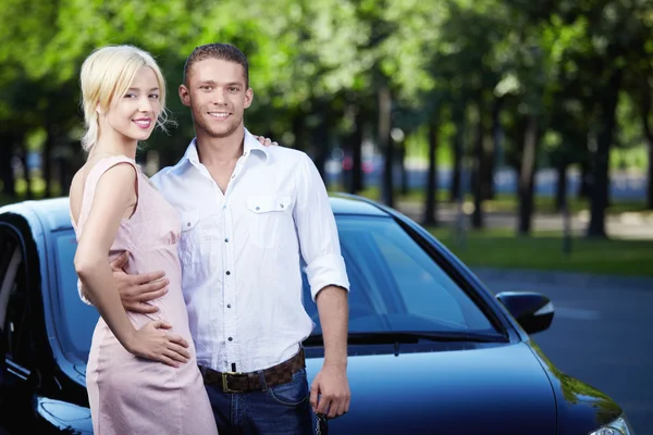Young Attractive Couple Next Car — Stock Photo, Image