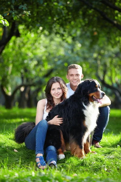 Young Attractive Couple Walks His Dog — Stock Photo, Image