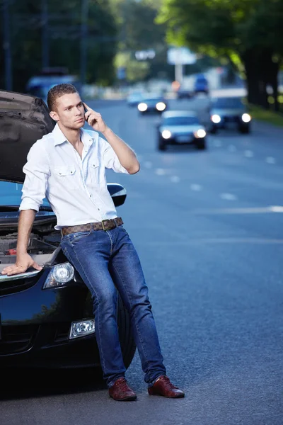 Der Junge Mann Neben Einem Demolierten Auto Telefon — Stockfoto
