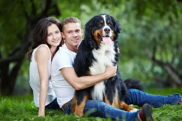 Junges Paar Mit Hund Auf Der Wiese Park — Stockfoto