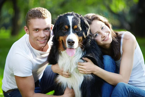 Jeune couple avec un chien — Photo