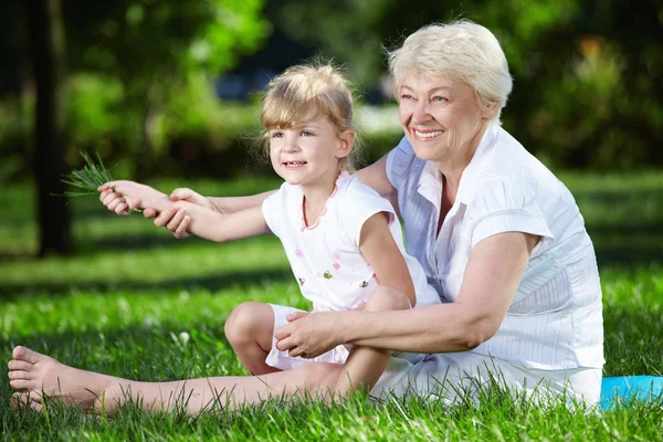 祖母和她的孙女在公园草地上 — 图库照片