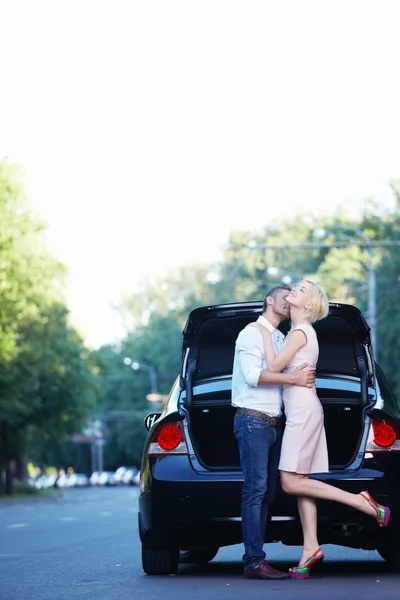 Jeune Couple Embrassant Sur Fond Auto — Photo