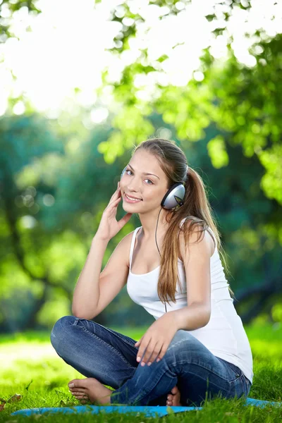 Pretty girl in headphones — Stock Photo, Image