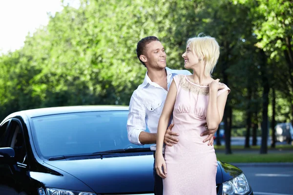 Happy Young Couple Next Cars — Stock Photo, Image