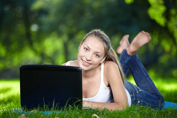 Jovem Com Laptop Parque — Fotografia de Stock