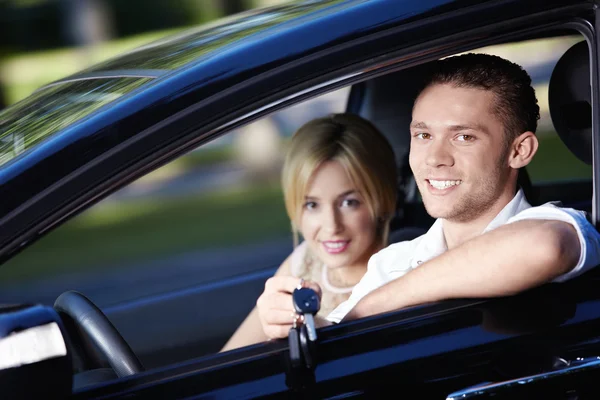 年轻夫妇和钥匙在车的车 — 图库照片
