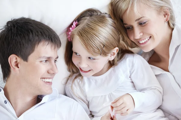 Szczęśliwych Młodych Rodziców Dziecka Zbliżenie — Zdjęcie stockowe