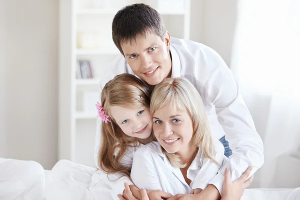 Αγκαλιάζοντας Την Οικογένεια Τριών Στο Σπίτι — Φωτογραφία Αρχείου