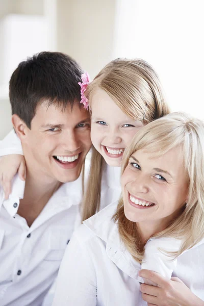 Portret Van Glimlachen Jonge Familie Close — Stockfoto